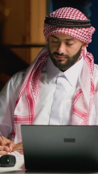 Vertikal Video Porträtt Leende Arabisk Entreprenör Som Arbetar Hemmakontoret Skrivbord — Stockvideo