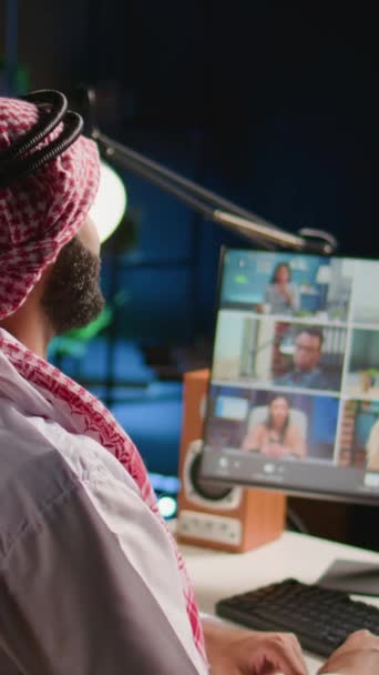 Vídeo Vertical Remote Middle Eastern Professional Segurando Uma Sessão Com — Vídeo de Stock