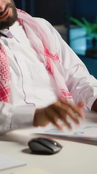 Вертикальное Видео Арабского Служащего Беседующего Коллегой Телефону Удаленной Работе Уютного — стоковое видео
