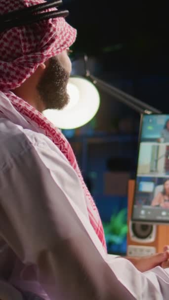 Verticale Video Afgelegen Arabische Professionele Holding Een Sessie Met Webinar — Stockvideo