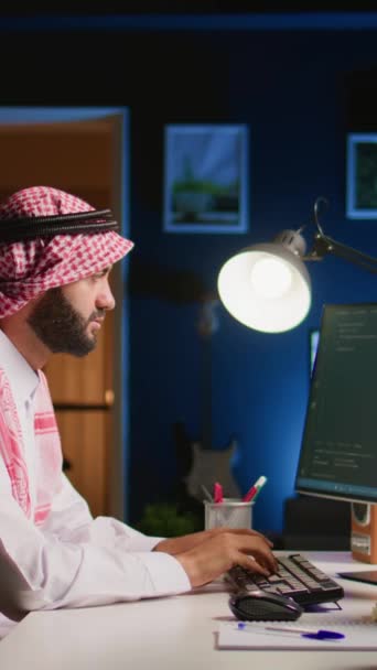 垂直视频许可阿拉伯工程师更新神经网络 在计算机上编写复杂的二进制代码脚本 中东人使用数字设备编程来升级家里的人工智能数据集 — 图库视频影像