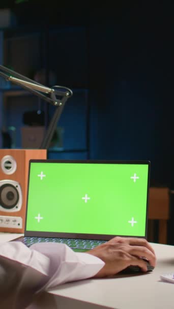 Pionowy Film Muzułmanin Przewijający Się Laptopie Zielonym Ekranem Sprawdzający Kanał — Wideo stockowe