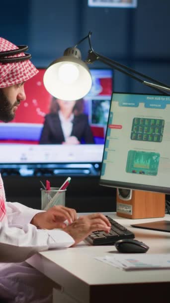 Függőleges Videó Arab Bróker Befektető Hazai Irodájában Ellenőrzi Tőzsdei Értékelést — Stock videók