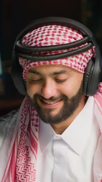 아파트 사무실에서 일하는 열정적 헤드폰을 비디오 음악을 온라인 연구를 무슬림 — 비디오