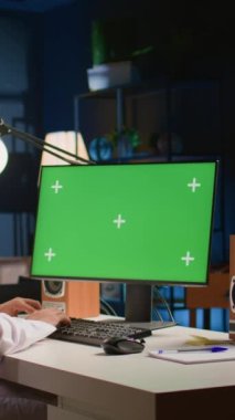 Evden çalışırken bilgisayar ekranına bakan dikey Arap videolu bir adam. Klavyeye yazı yazan serbest çalışan, apartman dairesinde televizyonlu izole ekran cihazına e-posta yazan kişi