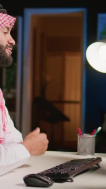 Terapistle görüntülü görüşme yapan, tavsiye isteyen, keyifsiz hisseden dikey bir Müslüman. Uzaktan çalışan Orta Doğulu çalışan bir psikologla internet danışmanlığı yapıyor.