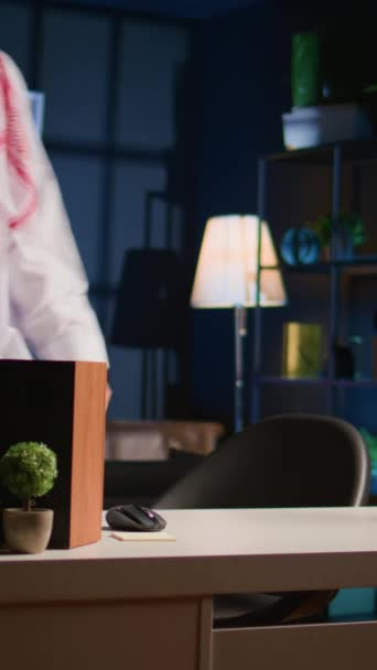 垂直视频快乐的阿拉伯员工到达时尚公寓的私人办公室 开始重要的工作任务 在笔记本电脑键盘上打字 开始上班时间 — 图库视频影像