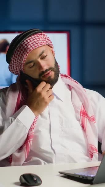 Vertikální Video Arabský Pracovník Zvedá Telefon Zatímco Vzdáleně Pracuje Útulné — Stock video