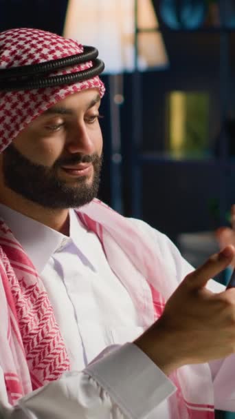 Вертикальное Видео Арабский Мужчина Проверяет Близкого Друга Время Видеоконференции Телефону — стоковое видео