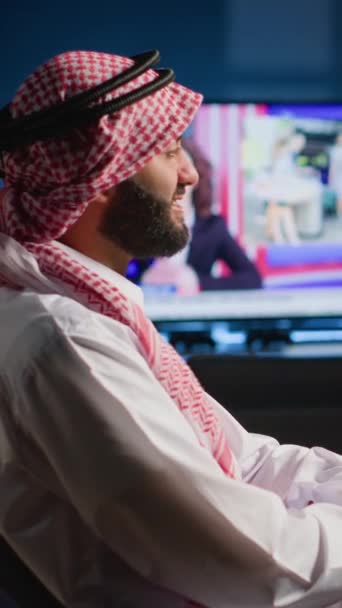 阿拉伯垂直视频员工与远程同事举行在线视频会议 在充满时尚气息的公寓里 坐在办公桌前与同事们进行远程讨论 — 图库视频影像