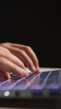 İş adamının e-posta göndermek için bilgisayarını kullandığı dikey video. Klavyeye not defteri yazan işçiler, yönetime nihai proje evraklarını iletmek için belge düzenliyorlar