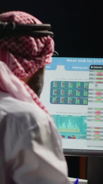 Вертикальное Видео Арабский Брокер Инвестор Темной Квартире Проверяет Биржевую Стоимость — стоковое видео
