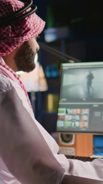 Vertikal Video Pewarnaan Arab Freelancer Menyunting Outsourcing Sinematografi Proyek Menciptakan — Stok Video