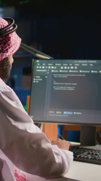 垂直视频培训的穆斯林工程师在办公室使用Java编程语言时 在电脑屏幕上编写代码 中东开发人员正在修复数据库错误 同时从 — 图库视频影像