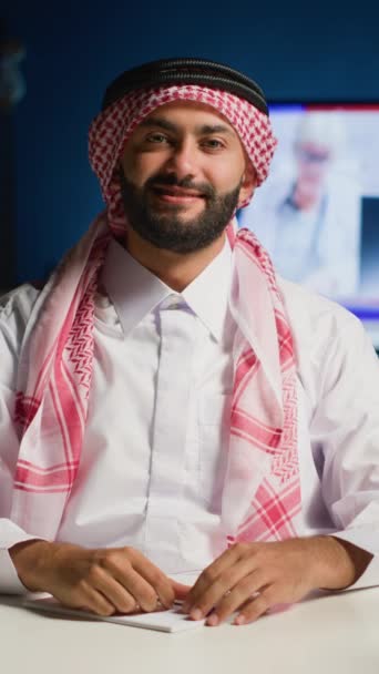 Dikey Videolu Neşeli Arap Adam Öğretmenle Seminer Telekonferansına Dikkat Ediyor — Stok video