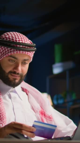 Vídeo Vertical Happy Árabe Hombre Haciendo Compras Por Internet Ordenador — Vídeos de Stock