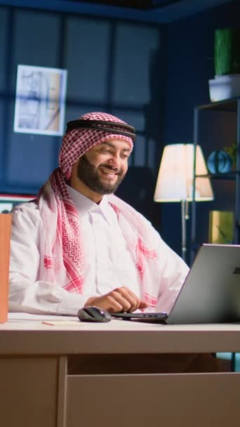 人力资源小组在家里对阿拉伯文职位候选人进行远程面试 在网络视频会议之前 微笑的穆斯林男子在网上会议上检查了自己的证件 — 图库视频影像