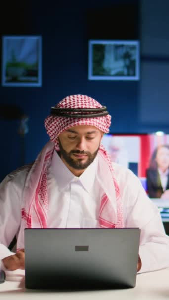 Verticale Video Moslim Telewerker Werkt Afstand Een Slecht Verlicht Appartement — Stockvideo