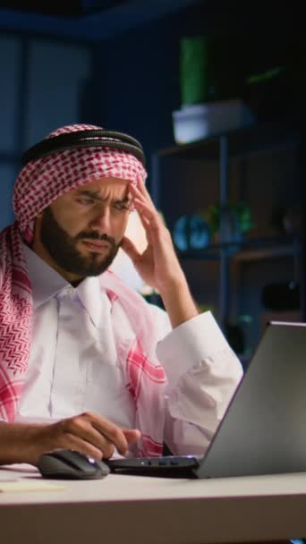 Vertical Video Zmęczony Arabski Biznesmen Tradycyjnym Stroju Cierpiący Migrenę Pracujący — Wideo stockowe