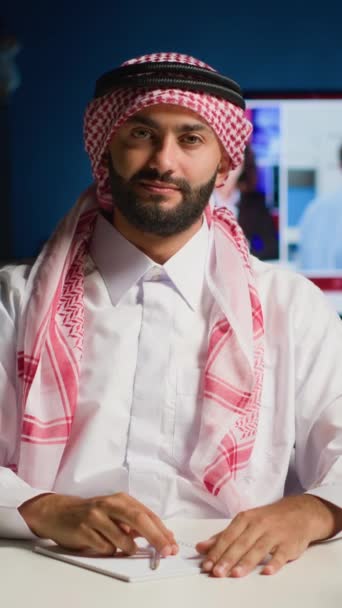 Vertikal Video Porträtt Leende Arabiska Man Engagerad Elearning Klass Video — Stockvideo