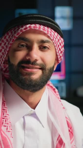 Video Vertikal Poin View Shot Arab Content Creator Using Smartphone — Stok Video