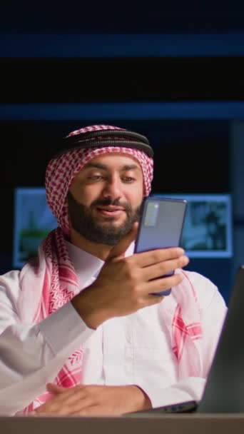 Függőleges Videó Arab Férfi Ellenőrzi Közeli Barátja Alatt Videokonferencia Találkozó — Stock videók