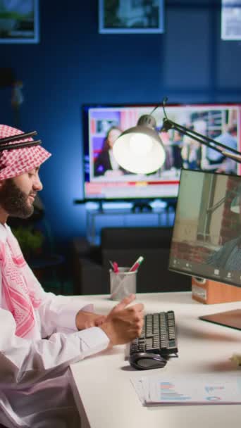 在与治疗师的电话会议上 穆斯林男子的垂直视频交谈 询问建议 情绪低落 在互联网咨询中远程工作的中东公司高管 — 图库视频影像