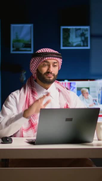 人力资源工作人员在家里远程面试的阿拉伯语垂直视频职位候选人 中东人在网上视频会议上检查了他的证书 然后才被 — 图库视频影像