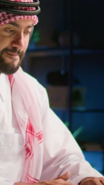 Вертикальное Видео Арабский Сотрудник Беспроводными Наушниками Работает Гостиной Офиса Отправлять — стоковое видео