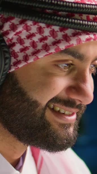 이메일을 보내는 사무실에서 헤드폰 아랍어 직원의 극단적인 클로즈업 음악을 노트북을 — 비디오
