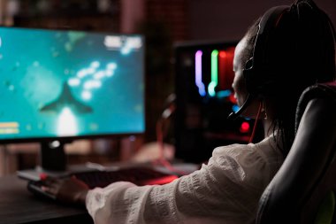 Daha güçlü rakipler tarafından mağlup edilen oyuncular çevrimiçi çoklu oyunculu uzay gemisi atari yarışları video oyununu kaybediyor. Afrikalı Amerikalı kadın daha yetenekli oyunculara yetişemiyor.
