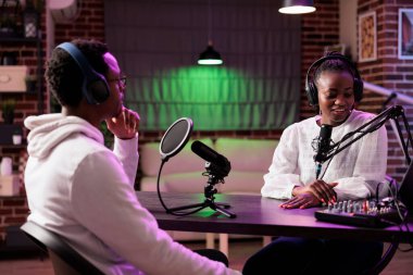 Çevrimiçi şov sunucusu canlı yayın sırasında ünlü bir konukla röportaj yapıyor, hayatı hakkında konuşuyor. İnternet sohbet programı röportajcısı, podcast kaydetmek için profesyonel araçlar kullanıyor