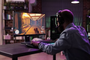 Profesyonel oyuncular, internetteki çok oyunculu video oyununda yarışacak, canlı yayında tuğla duvar dairesinden canlı yayın yapacak. Uzman seviyesinde oyun sistemi ve klavye kullanan odaklanmış bir adam