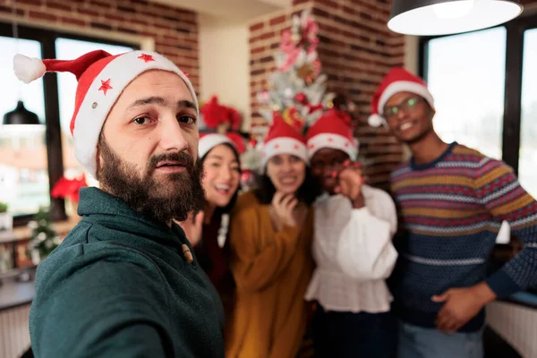 Çeşitli Işçiler Süslü Ofisteki Yılbaşı Partisinde Akıllı Telefonlardan Selfie Çekiyorlar — Stok fotoğraf