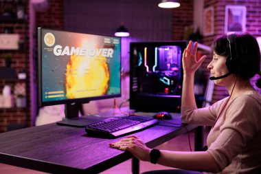 Hüsrana uğramış oyuncu tek kişilik uzay gemisi arcade yarış video oyununu kaybediyor, oyun bilgisayar ekranında oyunu izliyor. Zor oyun seviyesinde mağlup olan kadın hayal kırıklığına uğruyor