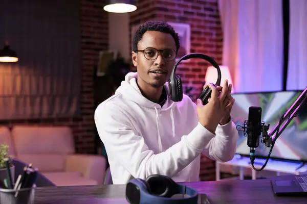 Portret Van Afro Amerikaanse Tech Vlogger Die Koptelefoon Recenseert Woonkamer — Stockfoto