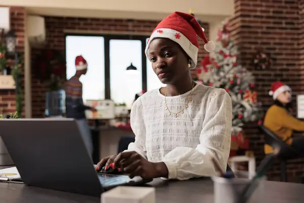 Noel Baba Şapkalı Afrikalı Amerikan Şirket Çalışanı Noel Süslü Ofis — Stok fotoğraf