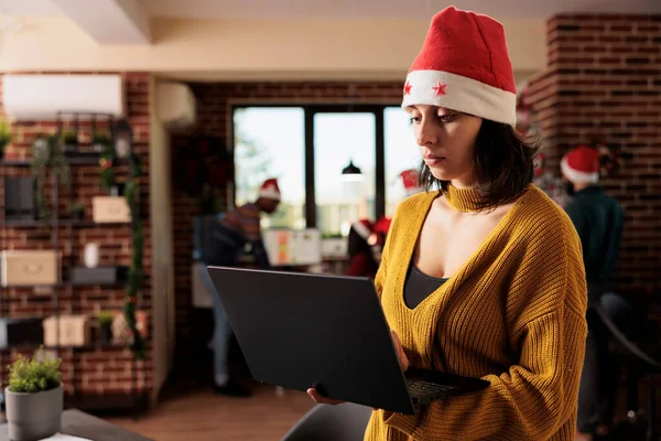 Noel Baba Şapkası Takan Kadın Proje Yöneticisi Kış Şenliği Ofisinde — Stok fotoğraf