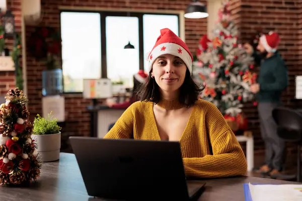 Kobieta Siedząca Biurkiem Biurze Wigilię Bożego Narodzenia Pracownik Noszący Czapkę — Zdjęcie stockowe