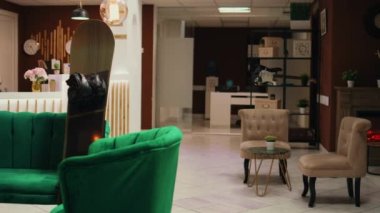 Aktif insanların dağ yamaçlarından kaymaktan zevk aldığı kış sporları için kullanılan boş kayak merkezi. Koruyucu miğferleri, spor kıyafetleri ve snowboard ekipmanlarıyla dolu bir salon..