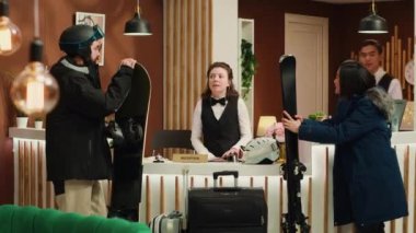 Kayak merkezine buz sezonunda kış sporları yapan turizm sektöründe eğlenmeye gelen aktif bir çift. İki kişi kayak ve snowboard yapmak için dağ tatiline geliyor..