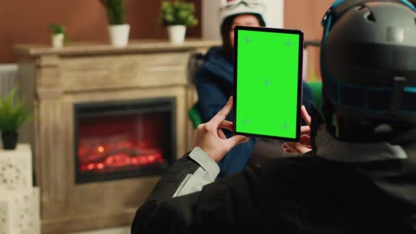Persona Tablet Con Schermo Verde Parla Con Giovane Uomo Dotato — Video Stock