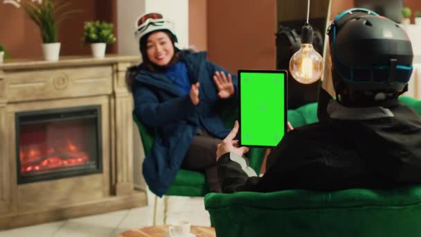 Traveller Pokazuje Odizolowany Zielony Ekran Tablecie Podczas Gdy Ona Siedzi — Wideo stockowe