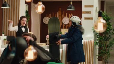 Çalışanlar Asyalı turistlere yol tarifi yapıyor, kışın dağ yamaçlarında kayak yapmasına yardım ediyor. Otel kapıcısı, kayak merkezindeki aşırı kış sporları tepelerinde kadınlara danışmanlık yapıyor..