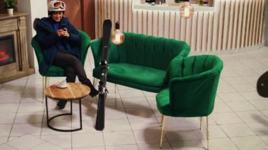 Akıllı telefondan Asyalı turistlerin mesajları. Arkadaşlarına dağ eteklerinde kayak yapmayı teklif ediyorlar. Kış sporu hayranı aşağı kaymadan önce telefon ve sosyal medya sayfasını kontrol ediyor.