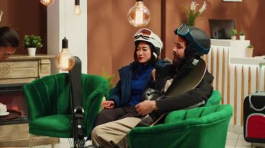 Turist, kahve fincanı için kredi kartıyla ödeme yapıyor. Dinlenme odasında içecek almak için terminal ödemesi yapıyor. İki arkadaş özel yamaçlarla Alp Dağları kompleksinde kayak yapmak için bekliyorlar..