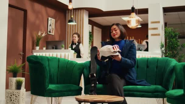 Otel Girişinde Kadınlar Kış Maceraları Için Güvenlik Için Kalın Palto — Stok video