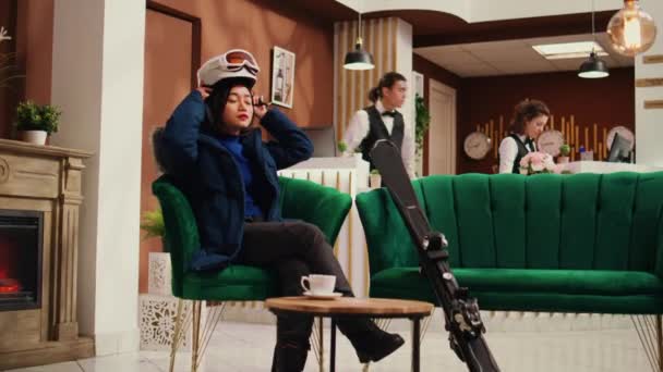 Asijská Dívka Připravuje Zimní Sport Sedí Recepci Exkluzivního Lyžařského Střediska — Stock video