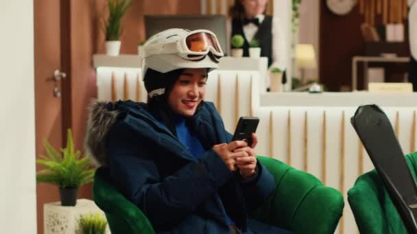 Mensajería Mujer Smartphone Pidiendo Gente Que Reúna Esquiando Pistas Nevadas — Vídeos de Stock