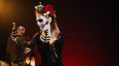 Uzaktan telekonferans görüşmesinde konuşan göz kamaştırıcı korku kadını akıllı telefonuyla online video görüşmesinde sohbet ediyor. Telekonferans kullanarak cep telefonuyla video konferansına katılacağım. El kamerasıyla..